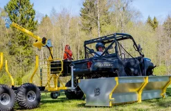 Skovtrailer med ladkasse og kran